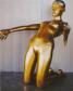 Schaufensterfigur weiblich, kniend, gold Unikat
